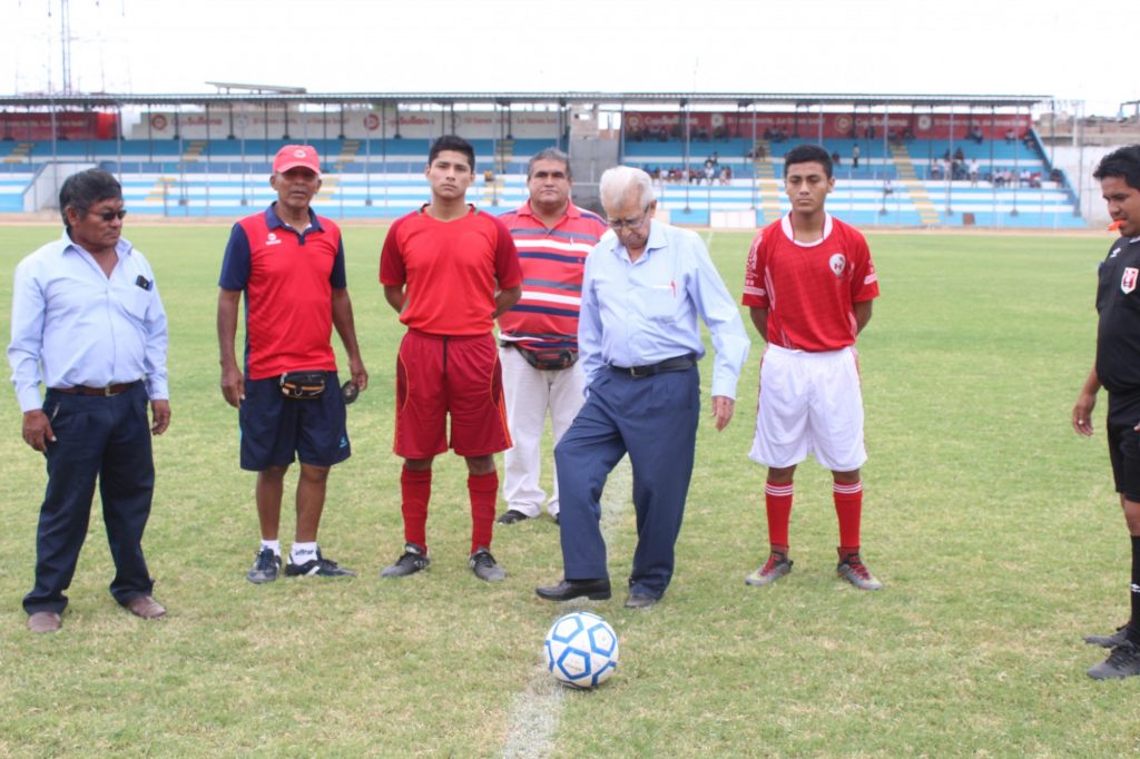 Gustavo Vallejos, a pesar de sus 77 años, sigue vigente