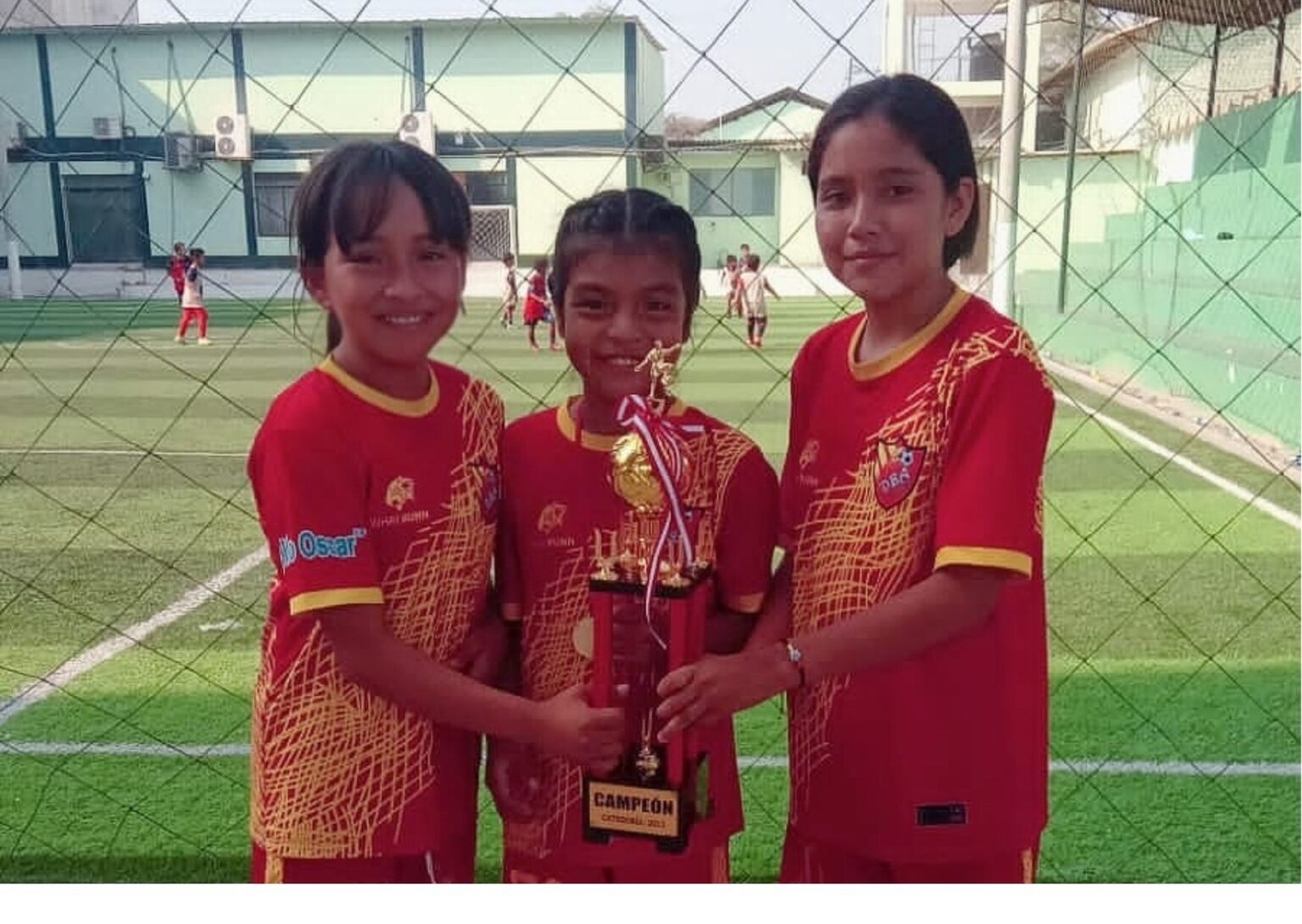Niñas sullaneras realizan pasantía en Universitario de Deportes.