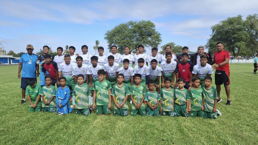 El fútbol no se detiene en el distrito de Querecotillo.